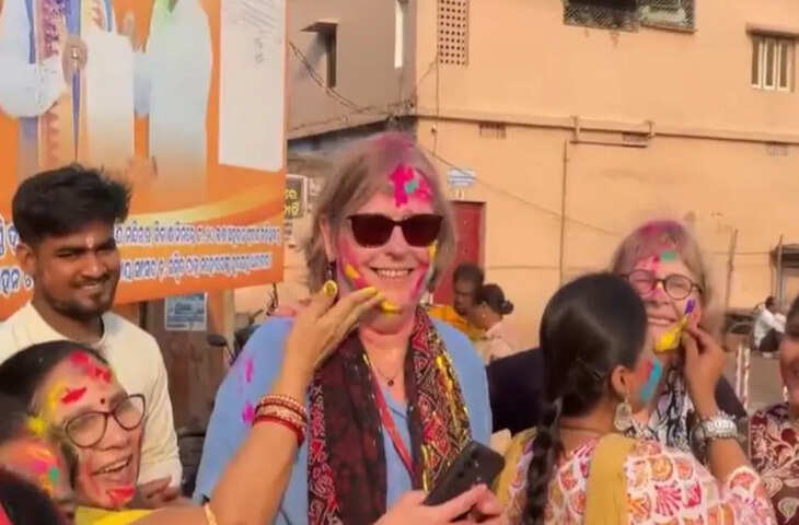 Viral Video: ओडिशा के पुरी में विदेशी मेहमानों ने खेली होली, नीदरलैंड के टूरिस्ट ने कहा&ndash; &ldquo;ऐसा त्योहार कहीं नहीं&rdquo;