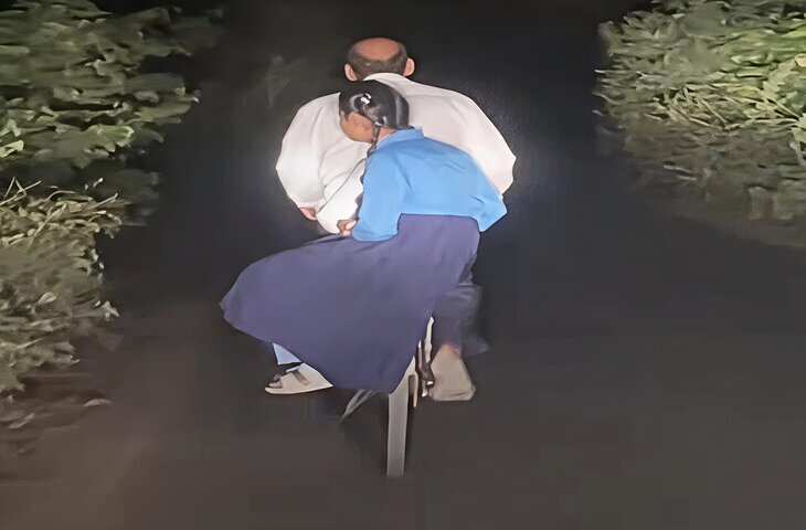 Viral Video: बेटी को परीक्षा दिलाने साइकिल से शहर पहुंचा पिता, अंधेरी रात में लौटते वक्त युवकों ने रोक लिया