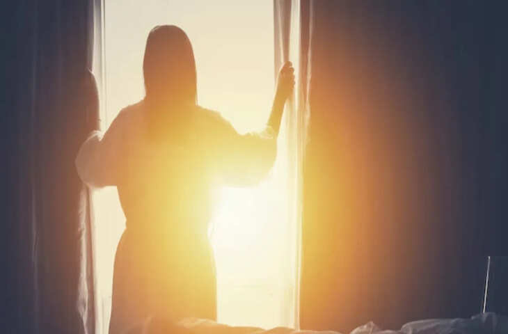 सुबह की शुरुआत सावधानी से: जागते ही इन 6 अशुभ चीजों को देखने से बढ़ती है नकारात्मकता