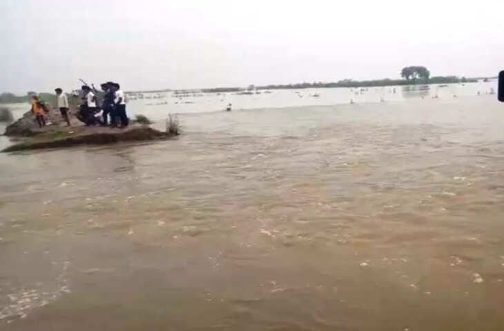 गंगा के बढ़ते जलस्तर से बाढ़ का खतरा, ग्रामीण पलायन करने लगे