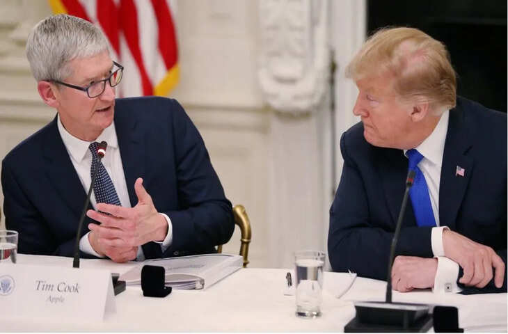 Apple CEO की गोल्डन रणनीति! डोनाल्ड ट्रंप को दिया ऐसा गिफ्ट कि चमक उठीं आंखें, जाने इसके पीछे छिपा बड़ा मकसद ?