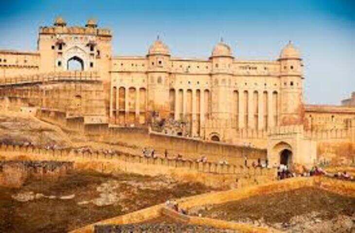 राजस्थान की राजधानी जयपुर से करीब 11 किलोमीटर दूर अरावली की पहाड़ियों के बीच स्थित आमेर किला राज्य के सबसे प्रसिद्ध ऐतिहासिक और पर्यटन स्थलों में से एक है। पीले और लाल बलुआ पत्थर से बना यह विशाल किला अपनी भव्य वास्तुकला, मजबूत किलेबंदी, महलों, मंदिरों और शीश महल के लिए दुनियाभर में जाना जाता है। पहाड़ी पर बना आमेर किला दूर से ही अपनी विशालता और खूबसूरती से पर्यटकों को आकर्षित करता है।  राजा मान सिंह ने करवाया था निर्माण  आमेर किले के वर्तमान स्वरूप के निर्माण का श्रेय आमतौर पर राजा मान सिंह प्रथम को दिया जाता है, जिन्होंने 16वीं शताब्दी के अंत में यहां महल परिसर का विस्तार कराया। बाद के शासकों ने भी किले में कई निर्माण और बदलाव करवाए। आमेर लंबे समय तक कछवाहा राजपूत शासकों की राजधानी रहा, जिसके बाद जयपुर शहर को नई राजधानी के रूप में विकसित किया गया।  किले की वास्तुकला में राजपूत शैली के साथ मुगल प्रभाव भी साफ दिखाई देता है। महलों की सजावट, नक्काशीदार दरवाजे, विशाल आंगन और दीवारों पर की गई कलाकारी उस दौर की समृद्ध स्थापत्य परंपरा की झलक दिखाती है।  शीश महल है सबसे खास  आमेर किले के प्रमुख आकर्षणों में शीश महल का नाम सबसे ऊपर आता है। महल की दीवारों और छतों पर छोटे-छोटे शीशों और सजावटी कांच का खूबसूरत काम किया गया है। कहा जाता है कि रोशनी पड़ने पर इन शीशों की चमक पूरे कमरे को जगमगा देती थी।  किले में दीवान-ए-आम, दीवान-ए-खास, सुख निवास और गणेश पोल जैसे कई महत्वपूर्ण हिस्से हैं। गणेश पोल अपनी कलात्मक सजावट के कारण विशेष रूप से प्रसिद्ध है।  आमेर किले में मौजूद है प्राचीन मंदिर  किले के परिसर में शिला देवी मंदिर भी स्थित है। यह मंदिर कछवाहा राजपरिवार की आस्था से जुड़ा रहा है। नवरात्रि जैसे विशेष अवसरों पर यहां बड़ी संख्या में श्रद्धालु पहुंचते हैं। मंदिर की धार्मिक और ऐतिहासिक महत्ता आमेर किले को केवल पर्यटन स्थल नहीं, बल्कि सांस्कृतिक विरासत का हिस्सा बनाती है।  माओटा झील से दिखता है खूबसूरत नजारा  आमेर किले के सामने स्थित माओटा झील इसकी खूबसूरती को और बढ़ाती है। पहाड़ी पर स्थित किले और नीचे फैली झील का दृश्य बेहद आकर्षक दिखाई देता है। पुराने समय में झील किले की जल व्यवस्था के लिए भी महत्वपूर्ण मानी जाती थी।  किले तक पहुंचने के लिए पर्यटक सड़क मार्ग का इस्तेमाल कर सकते हैं। आमेर का इलाका जयपुर शहर से आसानी से जुड़ा हुआ है, इसलिए यहां देश-विदेश से आने वाले पर्यटक बड़ी संख्या में पहुंचते हैं।  यूनेस्को की विश्व धरोहर सूची में शामिल  आमेर किला राजस्थान के Hill Forts of Rajasthan समूह का हिस्सा है, जिसे यूनेस्को ने 2013 में विश्व धरोहर स्थल के रूप में मान्यता दी थी। इस समूह में राजस्थान के छह ऐतिहासिक पहाड़ी किले शामिल हैं। आमेर किले की स्थापत्य शैली, ऐतिहासिक महत्व और सांस्कृतिक विरासत इसे विशेष बनाती है।  पर्यटकों के लिए खास आकर्षण  आमेर किले में घूमते समय विशाल प्रवेश द्वार, महल, मंदिर, नक्काशी, शीश महल और अरावली की पहाड़ियों का खूबसूरत दृश्य पर्यटकों को आकर्षित करता है। शाम के समय यहां होने वाले लाइट एंड साउंड शो के जरिए किले के इतिहास और जयपुर की विरासत को समझने का अवसर भी मिलता है।  आमेर किला केवल पत्थरों से बनी एक पुरानी इमारत नहीं, बल्कि राजस्थान के राजपूत इतिहास, कला, संस्कृति और स्थापत्य का जीवंत उदाहरण है। जयपुर आने वाले पर्यटकों की यात्रा आमेर किले के बिना अधूरी मानी जाती है। इसकी भव्य दीवारें आज भी राजस्थान के गौरवशाली अतीत की कहानी सुनाती हैं।