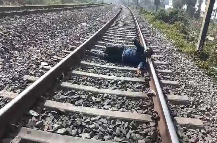 पत्नी के तानों से तंग युवक रेलवे ट्रैक पर लेटा, राहगीरों ने बचाई जान
