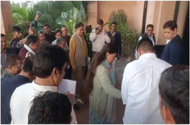 राजस्थान विधानसभा के गलियारों में वसुंधरा राजे और रविंद्र सिंह भाटी की मुलाकात बनी चर्चा का विषय