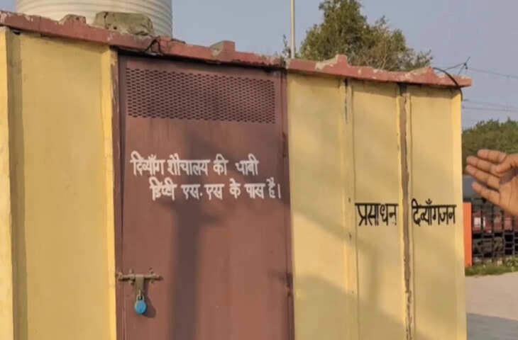 बीच सड़क पर युवक ने किया ऐसा काम, देखती रह गई भीड़