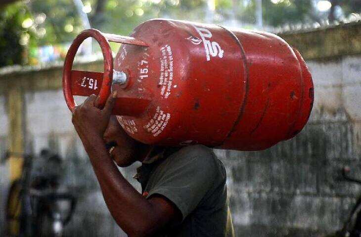 LPG Cylinder Price Today: 18 जून को जारी हुए नए रेट, घर से बुकिंग करने से पहले जान लें 14.2 किलो सिलेंडर की कीमत