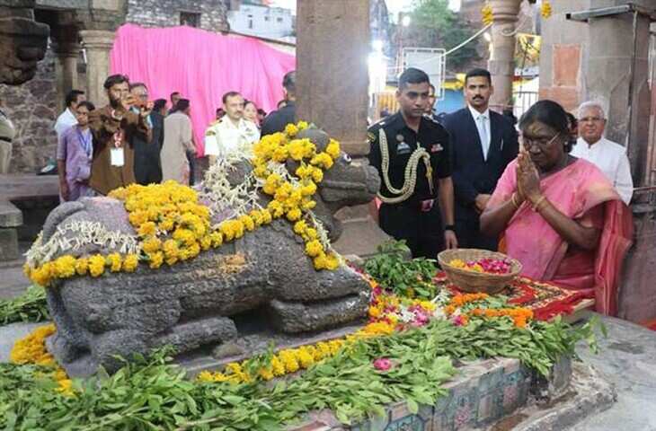ओंकारेश्वर तीर्थ में राष्ट्रपति मुर्मू का स्वागत, राज्यपाल और सांसद ने भेंट किए धार्मिक स्मृति चिन्ह