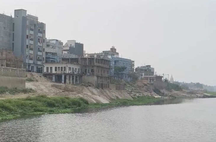 बिहार के भागलपुर शहर में गंगा नदी के किनारे एक मरीन ड्राइव बनाने की तैयारियाँ ज़ोर पकड़ रही हैं। नदी के किनारे बनने वाला यह प्रस्तावित मरीन ड्राइव न केवल शहर की सुंदरता बढ़ाएगा, बल्कि भागलपुर और मुंगेर के बीच यात्रा को भी पहले से कहीं ज़्यादा आसान बना देगा। हाल ही में, इस परियोजना के लिए गंगा नदी के किनारे के विभिन्न क्षेत्रों में एक सर्वेक्षण कार्य किया गया, जिससे कई महत्वपूर्ण जानकारियाँ सामने आईं।  सर्वेक्षण के दौरान, यह पाया गया कि भागलपुर में बरारी और आदमपुर के बीच स्थित लगभग 250 घर इस परियोजना के दायरे में आ सकते हैं। इसके अलावा, सुल्तानगंज और मुंगेर के कुछ हिस्सों में स्थित कई घरों पर पड़ने वाले संभावित प्रभाव को लेकर भी आशंकाएँ व्यक्त की गईं। शुरुआती योजना के अनुसार, मरीन ड्राइव बनाने के प्रस्ताव में उन घरों को गिराना शामिल था जो इसके मार्ग में बाधा बन रहे थे। इस खबर के प्रकाशित होने से स्थानीय निवासियों के बीच चिंता और अनिश्चितता का माहौल बन गया, क्योंकि उन्हें विस्थापन और अपने घरों को नुकसान पहुँचने का डर सताने लगा।  **कोई भी घर नहीं गिराया जाएगा** हालाँकि, अब इस परियोजना को लेकर सरकार की रणनीति में एक महत्वपूर्ण बदलाव आया है, जिससे स्थानीय लोगों को काफी राहत मिली है। क्षेत्र के जन प्रतिनिधियों ने सरकार से गुहार लगाई थी कि विकास कार्य आवश्यक हैं, लेकिन लोगों के घरों की सुरक्षा के लिए भी ठोस प्रयास किए जाने चाहिए। इस माँग को गंभीरता से लेते हुए, पर्यावरण, वन और जलवायु परिवर्तन विभाग के प्रधान सचिव, दीपक कुमार ने स्पष्ट किया कि इस परियोजना के परिणामस्वरूप किसी को भी विस्थापित करने या किसी का घर गिराने का कोई प्रयास नहीं किया जाएगा।  **मरीन ड्राइव का मार्ग बदला जा रहा है**  संशोधित योजना के तहत, मरीन ड्राइव के मार्ग में बदलाव किया जा रहा है। अब यह सड़क घनी आबादी वाले क्षेत्रों से थोड़ी दूरी पर बनाई जाएगी, ताकि प्रभावित होने वाले घरों की संख्या कम हो सके और यह सुनिश्चित किया जा सके कि निवासियों को किसी भी प्रकार की अनावश्यक असुविधा का सामना न करना पड़े। इस निर्णय के बाद, स्थानीय निवासियों के बीच राहत की भावना देखी गई है।  प्रस्तावित मरीन ड्राइव गंगा के किनारे स्थित सबौर के बाबूपुर से शुरू होगा और मुंगेर तक जाएगा। भागलपुर क्षेत्र में, यह सड़क चंपानगर पहुँचने से पहले सबौर, बरारी, आदमपुर, बुधनाथ और दियारा क्षेत्र से होकर गुज़रेगी। इस प्रोजेक्ट को इस तरह से डिज़ाइन किया जा रहा है कि इसे विक्रमशिला पैरेलल ब्रिज और अन्य महत्वपूर्ण विकास प्रोजेक्ट्स से भी जोड़ा जा सके।  मरीन ड्राइव के निर्माण के बाद, भागलपुर और मुंगेर के बीच यात्रा पहले से कहीं ज़्यादा आसान और तेज़ हो जाएगी। इसके अलावा, गंगा नदी के किनारे बनी यह आकर्षक सड़क पर्यटन को बढ़ावा देने की क्षमता भी रखती है। नदी का सुंदर किनारा, बेहतर सड़कें और आधुनिक सुविधाएं इस क्षेत्र को पर्यटन के नज़रिए से खास बना सकती हैं।