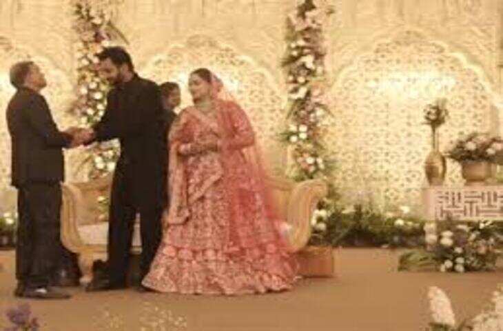 राजधानी जयपुर के एक मैरिज गार्डन में आयोजित शादी समारोह के दौरान एक चोर ने स्टेज के पीछे से गहनों और नकदी से भरा बैग चोरी कर लिया। घटना की पूरी जानकारी CCTV फुटेज में कैद हो गई।  सूत्रों के अनुसार, चोरी के समय समारोह में लोग व्यस्त थे और चोर ने इस अवसर का फायदा उठाकर बैग ले उड़ा। शादी के परिवार और आयोजकों ने घटना के तुरंत बाद पुलिस को सूचना दी।  पुलिस ने बताया कि मामले की जांच शुरू कर दी गई है। CCTV फुटेज के आधार पर चोर की पहचान और पकड़ने के प्रयास किए जा रहे हैं। अधिकारियों ने कहा कि शादी समारोहों में सुरक्षा व्यवस्था में यह एक सावधानी की कमी उजागर करती है।  विशेषज्ञों का कहना है कि इस तरह की घटनाओं में सुरक्षा और सतर्कता बहुत महत्वपूर्ण है। उन्होंने सुझाव दिया कि समारोहों में कीमती सामान और नकदी को सुरक्षित स्थान पर रखा जाए और आयोजकों द्वारा सुरक्षा व्यवस्था मजबूत की जाए।  स्थानीय पुलिस ने लोगों से अपील की है कि वे भीड़भाड़ वाले आयोजनों में सावधानी और सतर्कता बरतें और संदिग्ध गतिविधियों पर नजर रखें।  यह घटना जयपुर में समारोहों और आयोजनों में सुरक्षा पर ध्यान देने की आवश्यकता को फिर से उजागर करती है। पुलिस ने आश्वासन दिया है कि दोषी को पकड़ने और चोरी की संपत्ति बरामद करने के लिए सभी कदम उठाए जाएंगे।