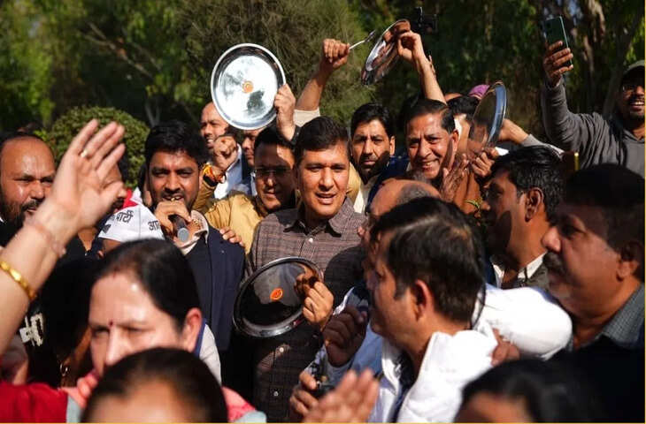 प्रदूषण भाई तुमको जाना पड़ेगा&hellip; AAP नेताओं ने थाली-चम्मच बजाकर दिल्ली सरकार पर कसा तंज