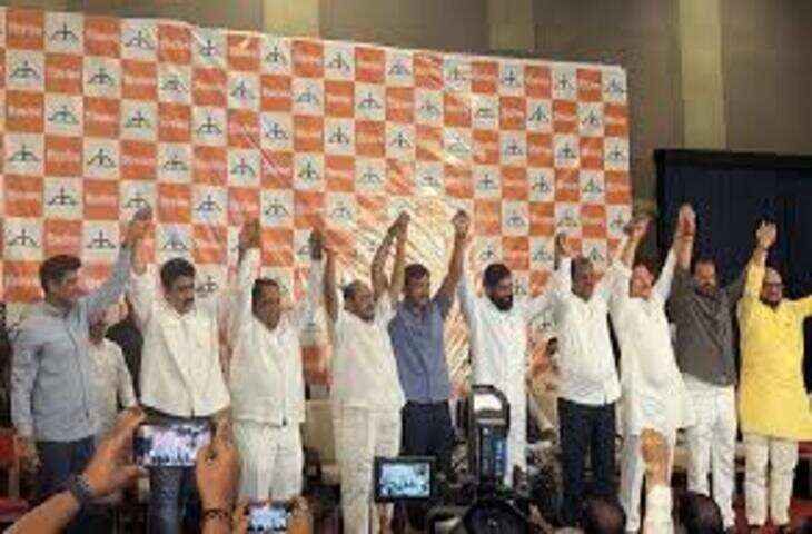 उद्धव ठाकरे का बड़ा हमला: शिंदे गुट के 6 सांसदों की सदस्यता रद्द करने की मांग, वीडियो में देंखे BJP पर भी साधा निशाना