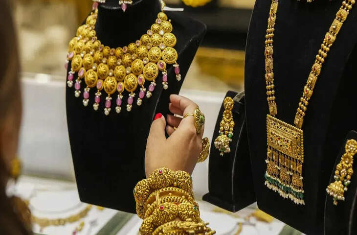 Gold Silver Prices Update: चांदी ₹1800 सस्ती, सोने की चमक भी पड़ी फीकी, यहाँ चेक करे आज के लेटेस्ट रेट्स&nbsp;