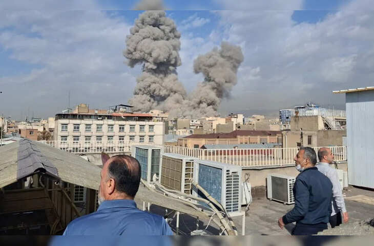 अमेरिका-इज़राइल और ईरान के बीच जंग तेज, वीडियो में देखें खामेनेई की मौत के बाद पाकिस्तान में अमेरिकी दूतावास पर लोगों का हमला, 12 की मौत