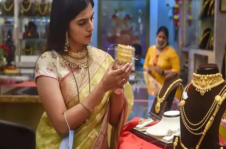 Gold Rate Update: शादी सीजन से पहले सस्ता हुआ सोना, 7 दिन में ₹1900 घटा भाव, जानें 24 कैरेट गोल्ड का नया प्राइस