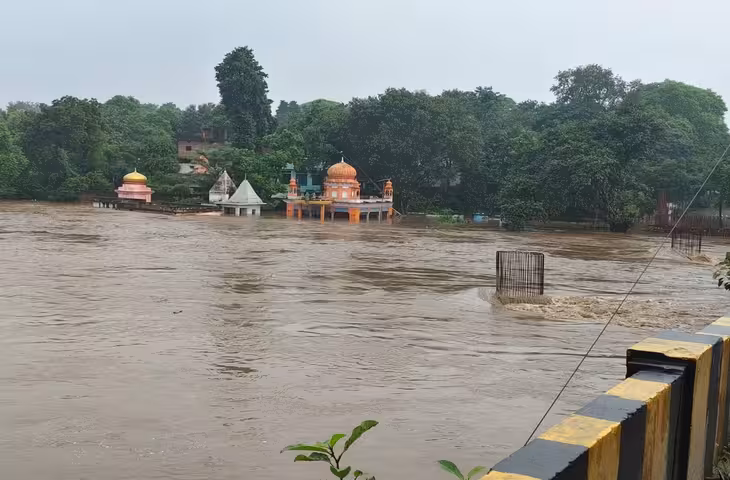 चित्रकूट में फिर मंडराया बाढ़ का खतरा, मंदाकिनी नदी खतरे के निशान से 2 मीटर ऊपर; तेज बारिश से हालात बिगड़े