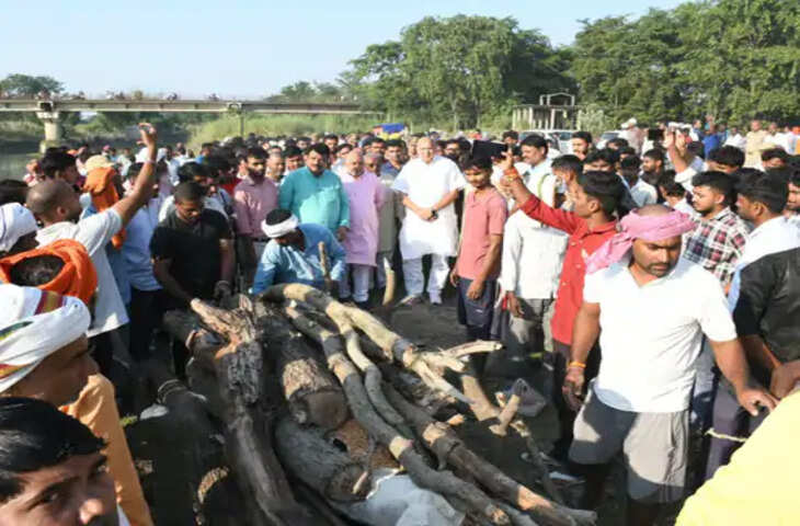 आज अखबार नहीं, देवरिया की कल की 5 बड़ी खबरें: पेड़ से टकराई कार, 4 दोस्तों की मौत; देर रात तक गूंजे जागरण