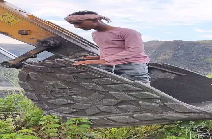 बकरी की जान बचाने के लिए JCB ड्राइवर ने किया हैरान करने वाला रेस्क्यू, Viral Video देख कांप उठेंगे
