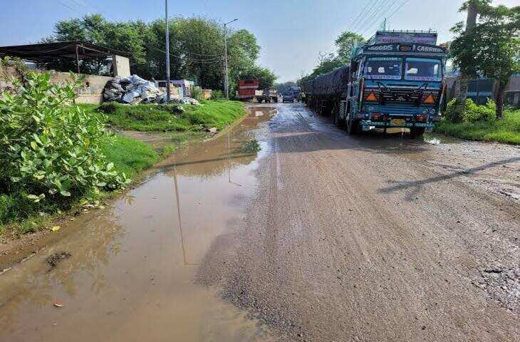 अलवर में घटिया सड़क निर्माण पर PWD का एक्शन, वीडियो में जाने AEN-JEN से मांगा जवाब; ठेकेदार को डिबार करने की उठी मांग