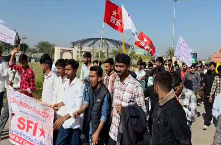 शेखावाटी विश्वविद्यालय में छात्रों का हल्ला बोल, SFI कार्यकर्ता बोले- कार्रवाई नहीं हुई तो तेज होगा आंदोलन