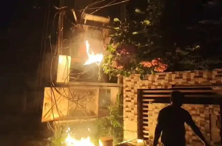 दमोह में ट्रांसफार्मर में धमाके के बाद लगी आग, ऑयल गिरने से फैली लपटें; 2 घंटे बिजली गुल