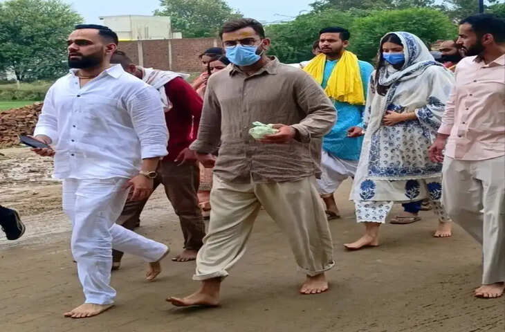 Virat Kohli-Anushka Sharma पहुंचे प्रेमानंद जी महाराज के आश्रम, कीचड़ भरे रास्ते पर नंगे पैर चले