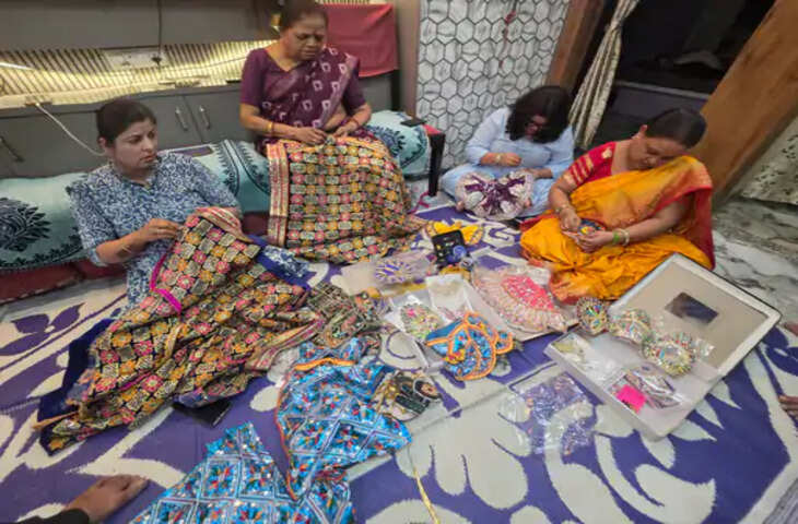 सांदीपनि आश्रम में जन्माष्टमी की खास तैयारी, कृष्ण-बलराम और सुदामा पहनेंगे नीले मखमली वस्त्र; देशभर से मंगवाए मोती और रेशमी धागे