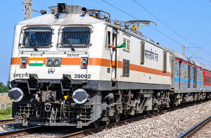 Train News: ट्रेन में रात 11 बजे से सुबह 5 बजे तक बंद रहेंगे मोबाइल चार्जिंग पॉइंट, रेलवे ने सुरक्षा को लेकर लिया फैसला