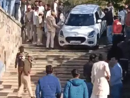 जयपुर में बिड़ला मंदिर की सीढ़ियों पर उतरी कार, वीडियो में देखें गूगल मैप का सहारा लेने का युवक ने किया दावा