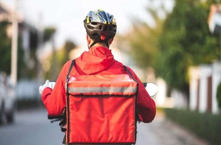 Viral Video: ऑनलाइन शॉपिंग करने वाले हो जाएं सतर्क, डिलीवरी बॉय की करतूत देख आगबबूला हुए यूजर्स&nbsp;