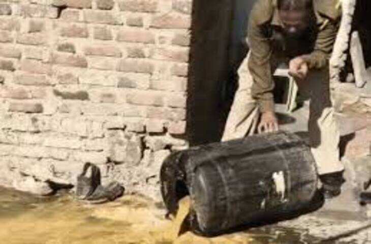 लक्ष्मीपुरा गांव में अवैध शराब फैक्ट्रियों पर कार्रवाई, 11 हजार 5 सौ लीटर दारू नष्ट
