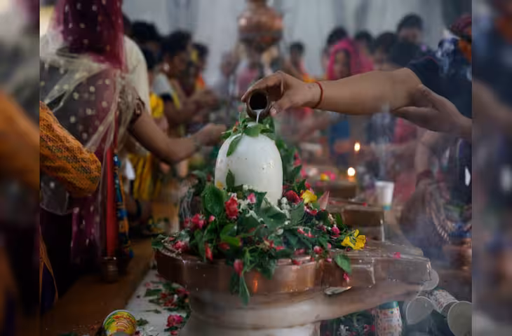 संतान सुख के लिए Sawan Shivratri पर करें ये पूजा, जानिए कौन-से मंत्र और चढ़ावा भगवान शिव को करेंगे प्रसन्न