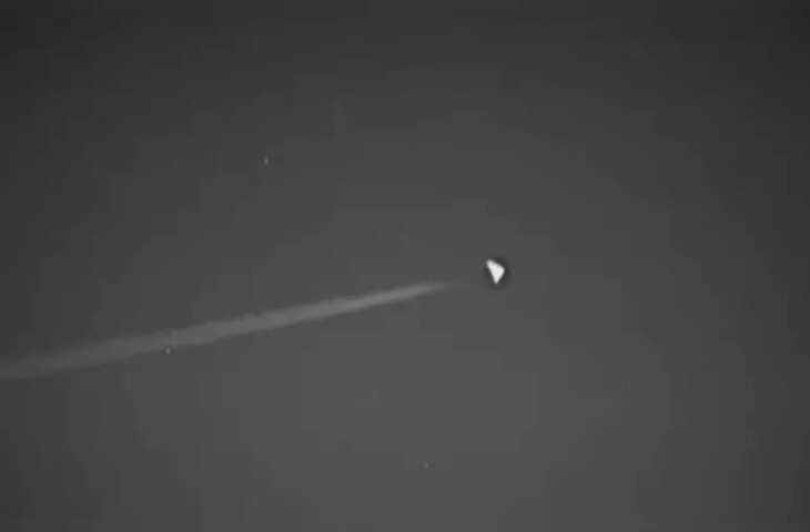 Area 51 के आसमान में उड़ती दिखी अजीबोगरीब चीज, VIDEO देख मचा हड़कंप
