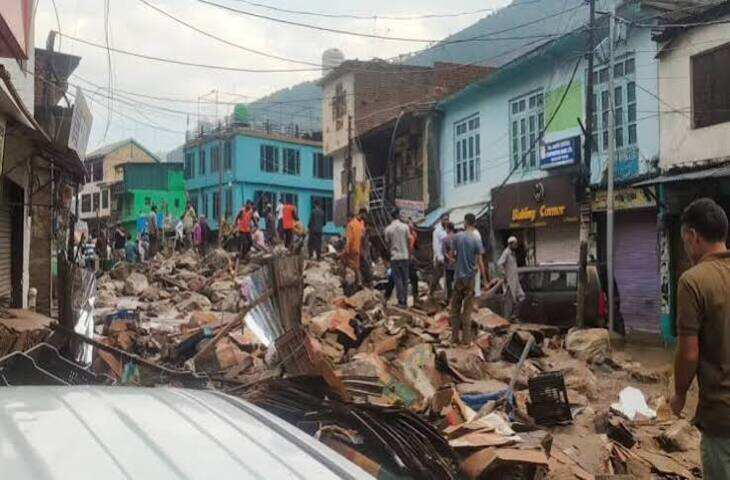 देशभर में बारिश का कहर, फुटेज में देंखे जम्मू-कश्मीर में बादल फटा, महाराष्ट्र में स्कूल बंद; मध्य प्रदेश में नदियां उफान पर