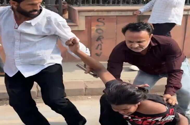 दिल्ली में प्रदर्शन के बीच लड़की के साथ मारपीट का वीडियो वायरल, पुलिस की मौजूदगी पर उठे सवाल!