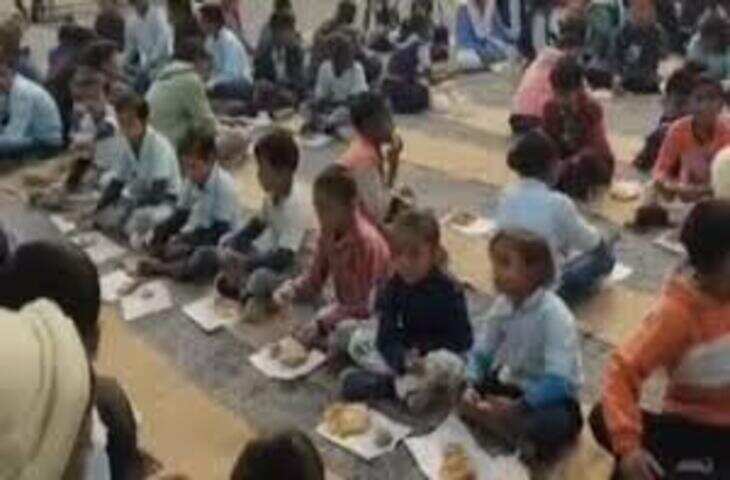 मैहर के सरकारी स्कूल में गणतंत्र दिवस पर बच्चों को मिड-डे मील रद्दी अखबार में परोसने का मामला, प्रशासन ने जांच के आदेश दिए