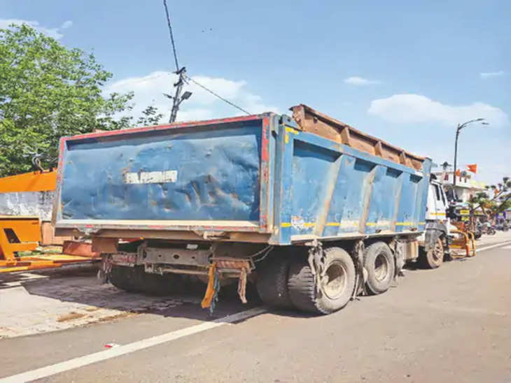 Rajsamand पुलिस व खनन विभाग की कार्रवाई जारी बजरी से भरे सात ट्रैक्टर, दो डंपर समेत 60 टन माल भी पकड़ा