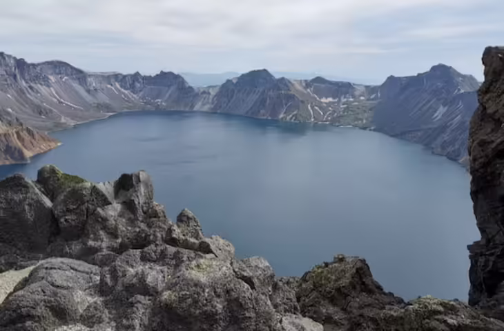 Heaven Lake Secrets: ज्वालामुखी के ऊपर बनी रहस्यमयी झील, जिस पर चीन और नॉर्थ कोरिया दोनों का है अधिकार