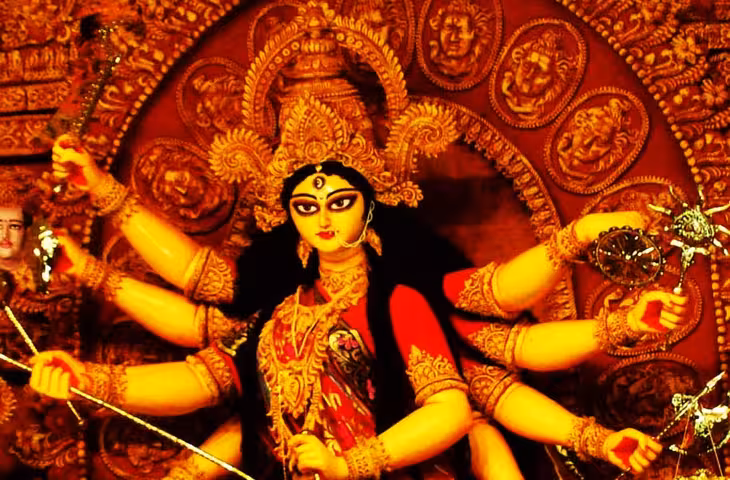 शारदीय नवरात्रि मां दुर्गा की आराधना का पावन पर्व है। इन नौ दिनों में भक्त माता रानी के नौ स्वरूपों की पूजा करते हैं और व्रत रखकर परिवार की सुख-समृद्धि, शांति और खुशहाली की कामना करते हैं। धार्मिक मान्यता है कि नवरात्रि में श्रद्धापूर्वक मां दुर्गा की व्रत कथा पढ़ने और सुनने से मन को शांति मिलती है तथा भक्तों को कठिनाइयों का सामना करने की प्रेरणा मिलती है।  श्री दुर्गा नवरात्रि व्रत कथा पौराणिक कथा के अनुसार, प्राचीन समय में एक राजा अपनी प्रजा के साथ सुखपूर्वक जीवन व्यतीत करता था। एक दिन उसके राज्य में अनेक प्रकार की परेशानियां आने लगीं। राजा ने अपनी समस्याओं के समाधान के लिए विद्वानों और ऋषि-मुनियों से सलाह ली। उन्होंने राजा को मां दुर्गा की आराधना करने और नवरात्रि का व्रत रखने का सुझाव दिया।राजा ने पूरे श्रद्धा भाव से नवरात्रि में मां दुर्गा की पूजा की। उन्होंने नौ दिनों तक माता के अलग-अलग स्वरूपों का ध्यान किया, व्रत रखा और जरूरतमंदों की सहायता की। धार्मिक कथा के अनुसार, मां दुर्गा की कृपा से राजा को कठिन परिस्थितियों का सामना करने की शक्ति मिली और राज्य में सुख-शांति लौट आई।  इसी प्रकार एक अन्य पौराणिक प्रसंग में महिषासुर नामक असुर ने अपनी शक्ति के घमंड में देवताओं और ऋषियों को परेशान करना शुरू कर दिया था। तब देवताओं की प्रार्थना पर मां दुर्गा ने महिषासुर का संहार किया और संसार को उसके अत्याचारों से मुक्त कराया। इस कारण मां दुर्गा को महिषासुर मर्दिनी भी कहा जाता है।मां दुर्गा की यह कथा बुराई पर अच्छाई की जीत और अधर्म पर धर्म की विजय का संदेश देती है। नवरात्रि के दौरान भक्त माता की पूजा करके अपने भीतर साहस, धैर्य और सकारात्मकता बनाए रखने की प्रार्थना करते हैं।  नवरात्रि व्रत कथा पढ़ने की विधि नवरात्रि में सुबह स्नान करके स्वच्छ वस्त्र पहनें। पूजा स्थल की सफाई कर मां दुर्गा के सामने दीपक जलाएं और पुष्प अर्पित करें। इसके बाद माता का ध्यान करते हुए व्रत कथा पढ़ें या सुनें। अंत में मां दुर्गा की आरती करें और परिवार की सुख-शांति के लिए प्रार्थना करें।व्रत अपनी श्रद्धा, स्वास्थ्य और सामर्थ्य के अनुसार रखें। धार्मिक परंपरा के अनुसार अष्टमी या नवमी के दिन कन्या पूजन भी किया जाता है।  मां दुर्गा से करें यह प्रार्थना हे मां दुर्गा! हमारे जीवन से भय, दुख और निराशा दूर करें। हमें सत्य के मार्ग पर चलने, अच्छे कर्म करने और कठिन परिस्थितियों का साहस से सामना करने की शक्ति दें। हमारे परिवार में सुख, शांति और सद्भाव बनाए रखें। सभी पर अपनी कृपा बनाए रखें।
