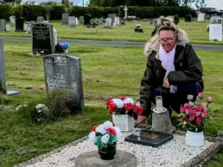 पिता की कब्र पर बेटी को पता चली ऐसी बात जिसके बाद मिट्टी में मिले 43 साल के जज्बात, जाने क्या हैं पूरा मामला !