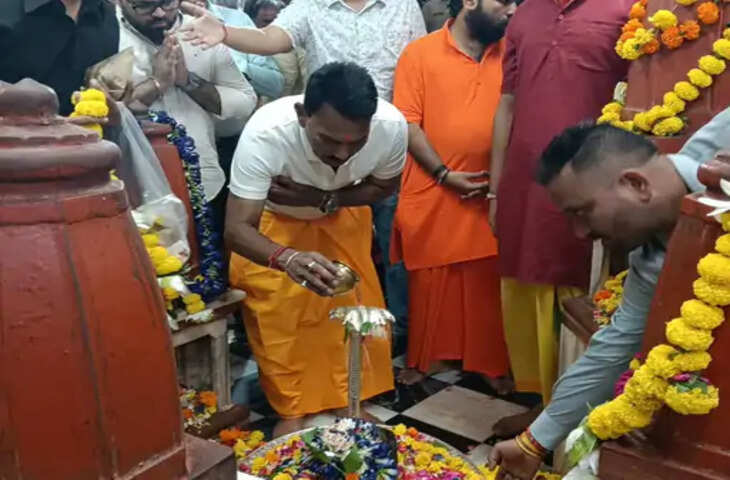 दतिया में मां पीतांबरा के दरबार पहुंचे मंत्री तुलसी सिलावट, मां बगलामुखी की आरती में हुए शामिल; वनखंडेश्वर महादेव के भी किए दर्शन
