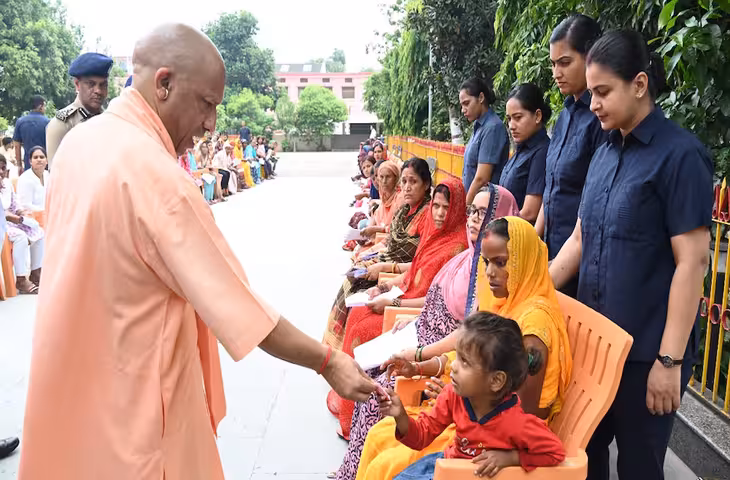 UP में महिलाओं के खाते में आएंगे ₹50 हजार! चुनाव से पहले मिल सकती है ₹20 हजार की पहली किस्त, जानें पूरी योजना