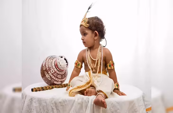 जन्माष्टमी पर बच्चे की ड्रेस ने खींचा सबका ध्यान, Video देख फिदा हुए यूजर्स