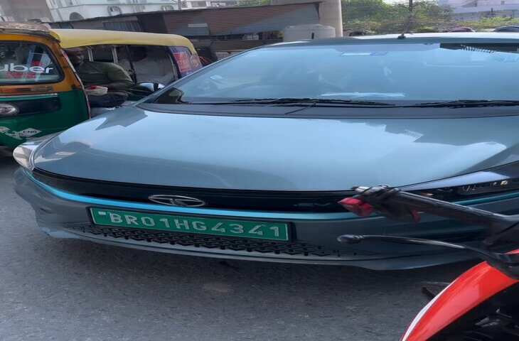 Viral Video: कार चला रहीं दीदी ने ठोक दी बाइक, सड़क पर जमकर हुआ कलेश, देखें हैरान कर देने वाला वीडियो