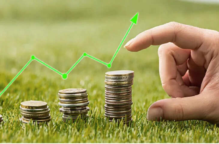 आदमी कमाता है और फिर, अपने परिवार के लिए बचाते बचाते , एक दिन खुद ही खर्च हो जाता है