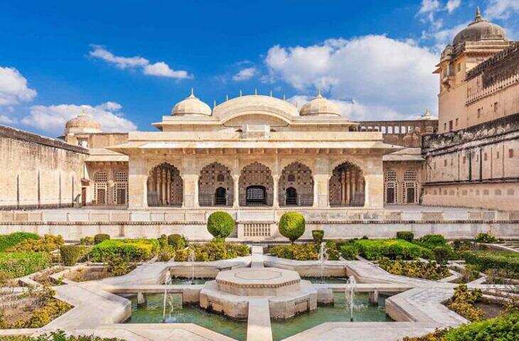 राजस्थान की राजधानी जयपुर से करीब 11 किलोमीटर दूर स्थित आमेर किला केवल पत्थरों से बनी एक शानदार इमारत नहीं, बल्कि राजपूत वीरता, स्थापत्य कला और राजनीतिक इतिहास का जीवंत प्रतीक है। अरावली की पहाड़ियों के बीच बना यह किला सदियों पुराने संघर्ष, कूटनीति और राजपूती गौरव की कहानी कहता है।  आमेर का इतिहास कछवाहा राजवंश से जुड़ा हुआ है। इस वंश के शासकों ने लंबे समय तक आमेर पर शासन किया और बाद में जयपुर राज्य की नींव रखी। आमेर के शुरुआती शासकों में राजा काकिल देव (काकिल) का नाम प्रमुख रूप से लिया जाता है, जिन्हें आमेर क्षेत्र में कछवाहा सत्ता स्थापित करने वाला शुरुआती शासक माना जाता है।  कछवाहा राजाओं का उदय और आमेर की पहचान  कहा जाता है कि कछवाहा राजपूतों ने आमेर को अपनी राजधानी बनाया और धीरे-धीरे इसे एक शक्तिशाली राज्य के रूप में विकसित किया। बाद के समय में राजा मानसिंह प्रथम के शासनकाल में आमेर की प्रतिष्ठा और शक्ति काफी बढ़ी।  राजा मान सिंह प्रथम मुगल सम्राट अकबर के नवरत्नों में शामिल थे। उन्होंने आमेर को राजनीतिक और सैन्य रूप से मजबूत बनाया। उनके समय में आमेर किले का विस्तार हुआ और कई भव्य इमारतों का निर्माण कराया गया।  मुगलों से संबंधों की कहानी  आमेर के कछवाहा राजाओं और मुगलों के संबंध भारतीय इतिहास का महत्वपूर्ण हिस्सा रहे हैं। राजा भारमल ने मुगल बादशाह अकबर से राजनीतिक संबंध स्थापित किए। इसके बाद कछवाहा राजपूतों को मुगल साम्राज्य में महत्वपूर्ण स्थान मिला।  राजा मानसिंह प्रथम ने मुगल सेना में महत्वपूर्ण भूमिका निभाई और कई युद्धों में भाग लिया। हालांकि, राजपूत शासकों ने अपनी क्षेत्रीय पहचान और परंपराओं को भी बनाए रखा।  आमेर किले की अद्भुत वास्तुकला  आमेर किले की सबसे बड़ी खासियत इसकी राजपूत और मुगल स्थापत्य शैली का अनोखा मिश्रण है। किले में बने शीश महल, दीवान-ए-आम, दीवान-ए-खास और गणेश पोल इसकी भव्यता को दर्शाते हैं।  लाल बलुआ पत्थर और संगमरमर से बने इस किले में नक्काशी, चित्रकारी और शीशे का शानदार काम देखने को मिलता है। यहां की वास्तुकला उस समय के शिल्पकारों की अद्भुत प्रतिभा का प्रमाण है।  इतिहास में आमेर का महत्व  आमेर किला केवल राजाओं का निवास स्थान नहीं था, बल्कि यह सत्ता, संस्कृति और कला का केंद्र भी रहा। यहां से कछवाहा शासकों ने लंबे समय तक शासन किया। बाद में महाराजा सवाई जयसिंह द्वितीय ने जयपुर शहर की स्थापना की और राजधानी को आमेर से जयपुर स्थानांतरित किया।  आज आमेर किला राजस्थान की गौरवशाली विरासत का प्रतीक है और दुनिया भर से पर्यटक इसकी सुंदरता और इतिहास को देखने पहुंचते हैं।  आमेर की दीवारों में केवल पत्थर नहीं, बल्कि राजपूती शौर्य, कूटनीति और बदलते भारत के इतिहास की अनगिनत कहानियां छिपी हुई हैं।