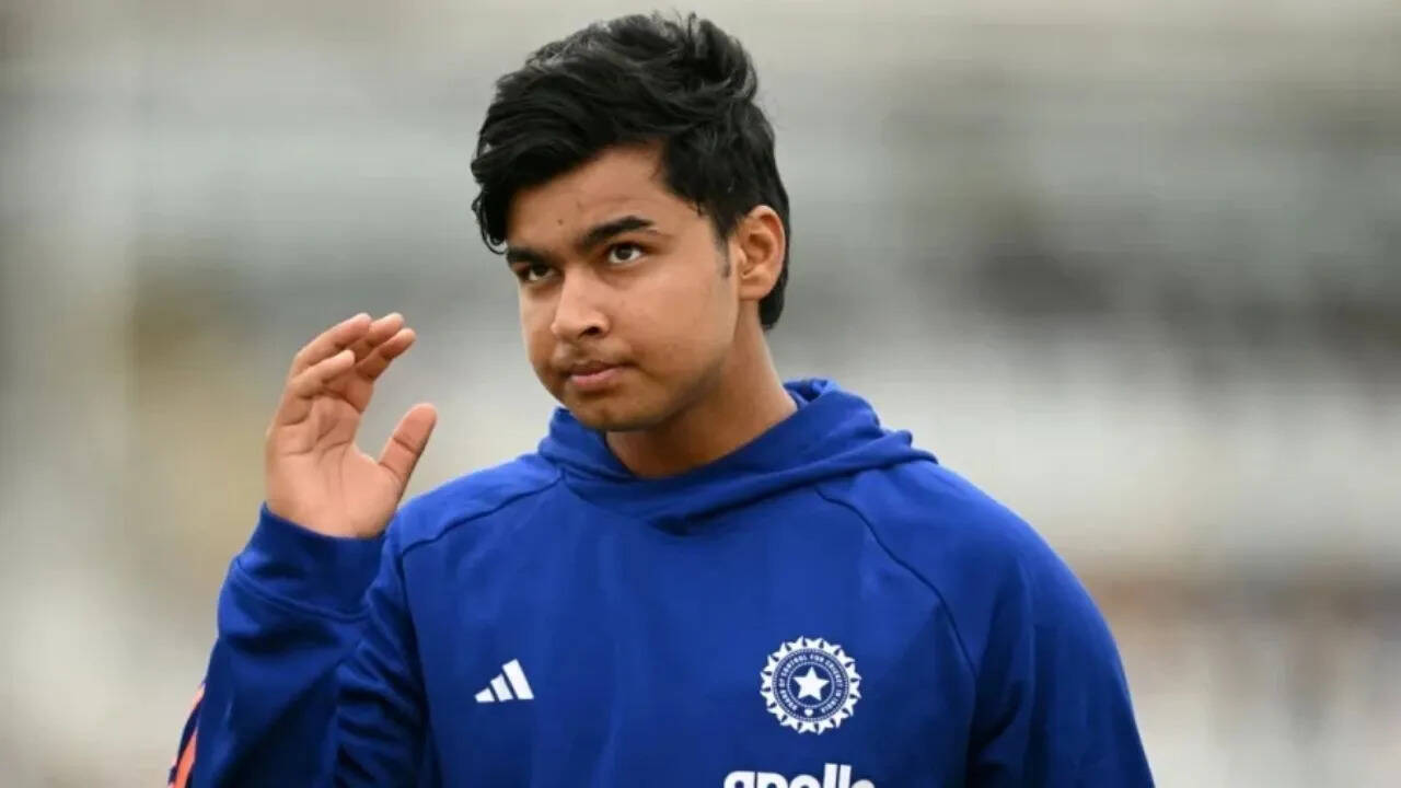ये क्या हुआ? वैभव सूर्यवंशी की जगह संजू सैमसन के समर्थन में उतरे दिनेश कार्तिक, बयान हुआ वायरल, फैंस भी रह गए हैरान