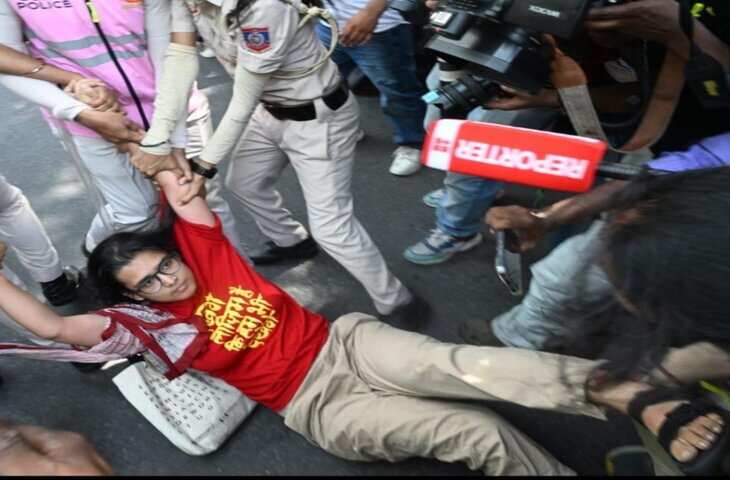 वोटर लिस्ट में SIR को लेकर बवाल! प्रदर्शनकारियों को बसों में भरकर ले गई पुलिस, VIDEO आया सामने ​​​​​​​