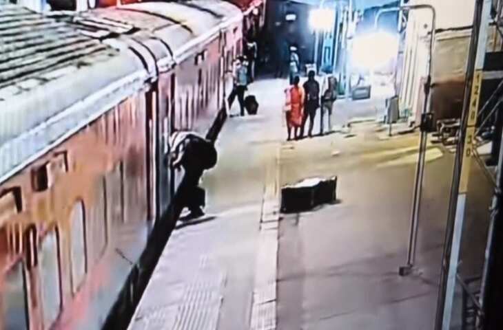 दिल दहला देने वाली घटना! ट्रेन पकड़ने जा रहे शख्स को पड़ा दिल का दौरा, तड़प-तड़पकर मौत का वीडियो वायरल&nbsp;