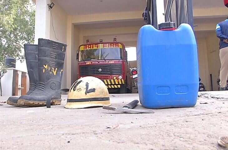 जान जोखिम में डालकर बुझाते हैं आग, लेकिन खुद असुरक्षित, वीडियो में जानें 330 रुपए दिहाड़ी पर काम कर रहे राजस्थान के फायरमैन