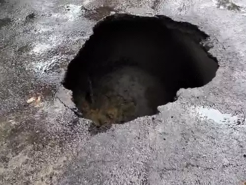 लखनऊ में अचानक धंसी सड़क, 10 फीट गहरे गड्ढे में बाइक समेत गिरा युवक; गंभीर हालत में अस्पताल में भर्ती